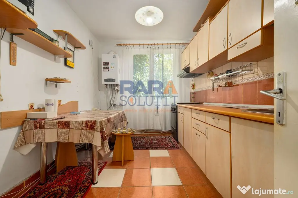 3 camere, etaj 1, lângă Primărie - Roman (Neamt)
