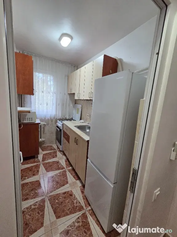 Inchiriez apartament decomandat 2 camere, Podul Ros - Iasi (Iasi)