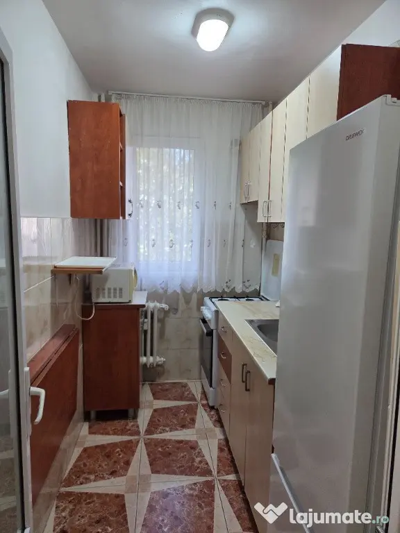 Inchiriez apartament decomandat 2 camere, Podul Ros - Iasi (Iasi)