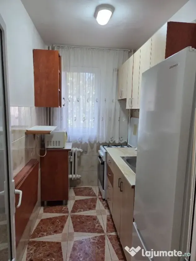 Inchiriez apartament decomandat 2 camere, Podul Ros - Iasi (Iasi)