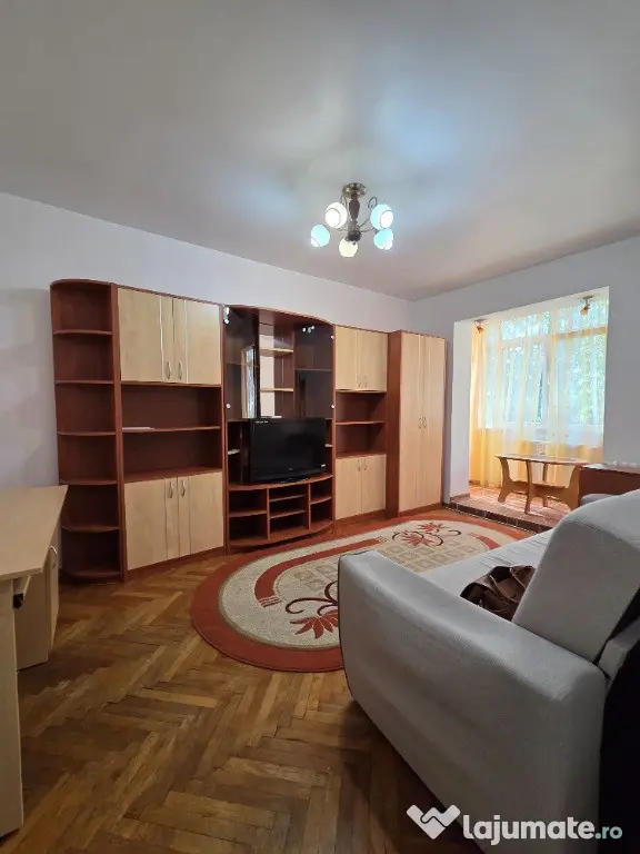 Inchiriez apartament decomandat 2 camere, Podul Ros - Iasi (Iasi)