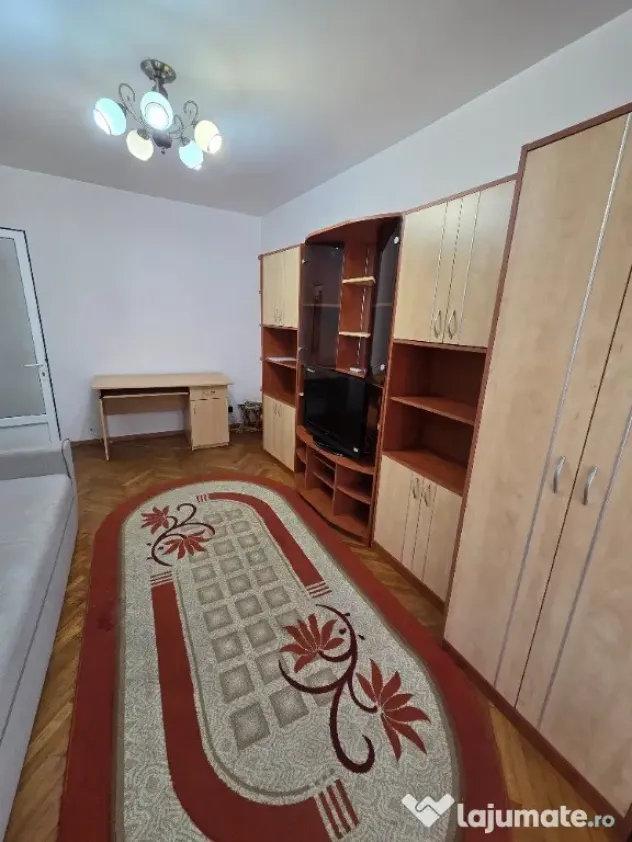 Inchiriez apartament decomandat 2 camere, Podul Ros - Iasi (Iasi)