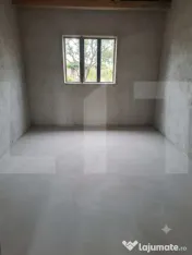 Casă Spațioasă 353 mp, Construcție Solidă din BCA, Tere