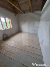 Casă Spațioasă 353 mp, Construcție Solidă din BCA, Tere