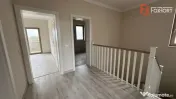 Duplex de vanzare cu 5 camere, despartit prin garaj, zona Gi 
