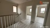 Duplex de vanzare cu 5 camere, despartit prin garaj, zona Gi 