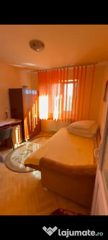 Închiriez cameră în apartament cu 2 camere, zona centrala