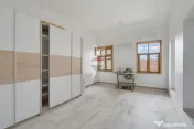 Vilă cu 4 camere de închiriat în zona Intim 