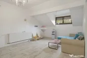 Vilă cu 4 camere de închiriat în zona Intim 