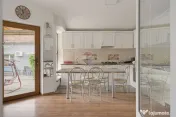 Vilă cu 4 camere de închiriat în zona Intim 