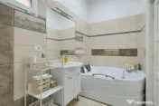 Vilă cu 4 camere de închiriat în zona Intim 