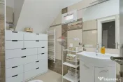 Vilă cu 4 camere de închiriat în zona Intim 