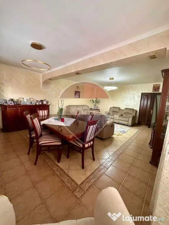 Casă / Vilă cu 8 camere de vânzare în Suceava - Suceava (Suceava)