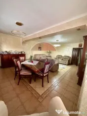Casă / Vilă cu 8 camere de vânzare în Suceava