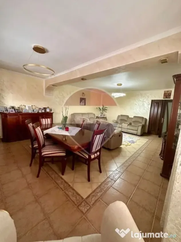 Casă / Vilă cu 8 camere de vânzare în Suceava - Suceava (Suceava)