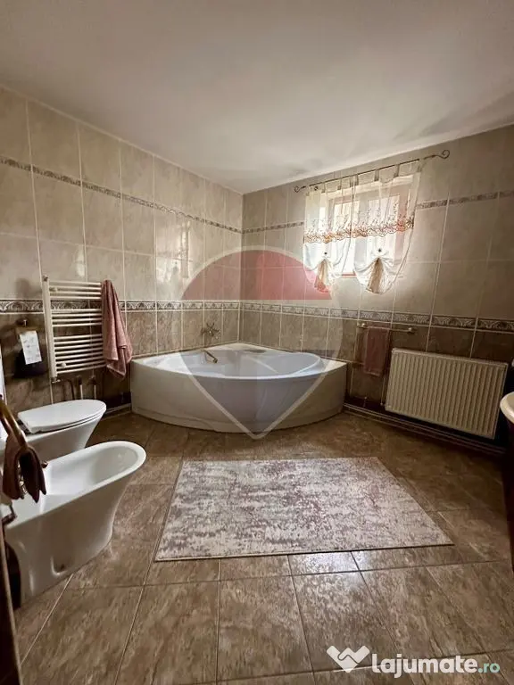 Casă / Vilă cu 8 camere de vânzare în Suceava - Suceava (Suceava)