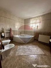 Casă / Vilă cu 8 camere de vânzare în Suceava