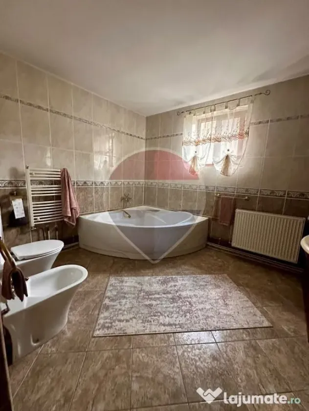 Casă / Vilă cu 8 camere de vânzare în Suceava - Suceava (Suceava)