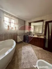Casă / Vilă cu 8 camere de vânzare în Suceava