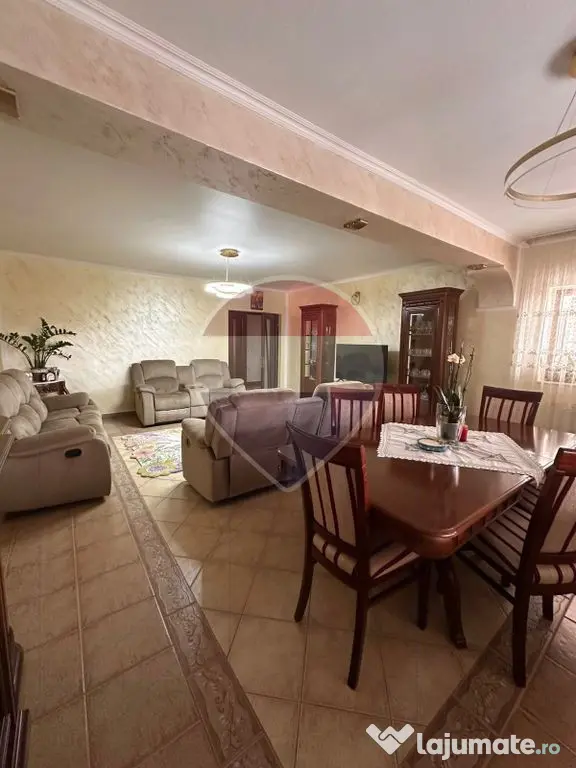 Casă / Vilă cu 8 camere de vânzare în Suceava - Suceava (Suceava)