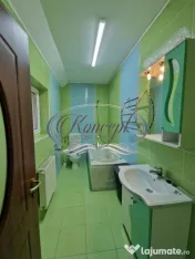 Casa cu 5 camere, garaj si curte in Andrei Muresanu 
