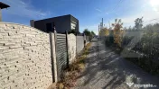 Casă spațioasă, cu arhitectură deosebită și teren de 1