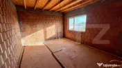 Casă spațioasă, cu arhitectură deosebită și teren de 1