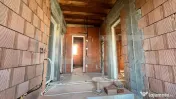 Casă spațioasă, cu arhitectură deosebită și teren de 1