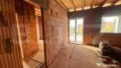 Casă spațioasă, cu arhitectură deosebită și teren de 1