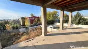 Casă spațioasă, cu arhitectură deosebită și teren de 1
