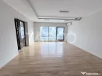Cladire de birouri cu spatiu comercial la parter si 6 locuri