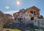 Cladire la rosu 300 mp utili + 130 mp, iesire 2 strazi, apro