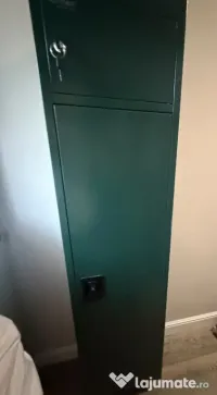 Vând dulap metalic pentru 5 arme, în stare foarte bună.