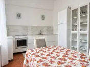 Apartament spațios la casă, 3 camere, 130 mp, 2 băi și c 