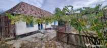 Casa cu doua corpuri,curte si gradina