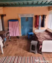 Casa cu doua corpuri,curte si gradina 