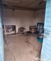 Casa cu doua corpuri,curte si gradina 