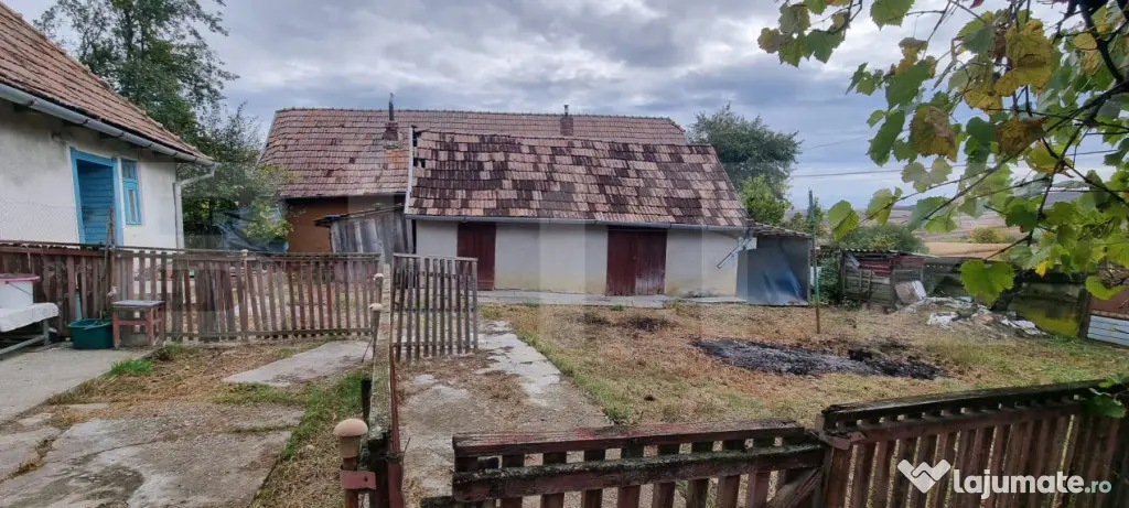 Casa cu doua corpuri,curte si gradina - Boian (Cluj)