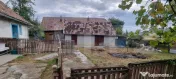 Casa cu doua corpuri,curte si gradina 
