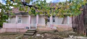 Casa cu doua corpuri,curte si gradina 