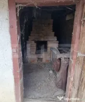 Casa cu doua corpuri,curte si gradina 