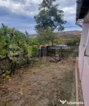 Casa cu doua corpuri,curte si gradina 
