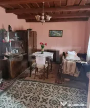 Casa cu doua corpuri,curte si gradina 