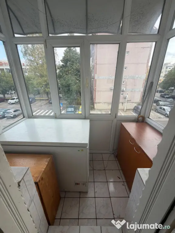 Apartament cu 3 camere, 54 mp, semidecomandat, et 2, zona Cr - Craiova (Dolj)