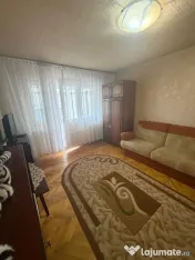 Apartament cu 3 camere, 54 mp, semidecomandat, et 2, zona Cr