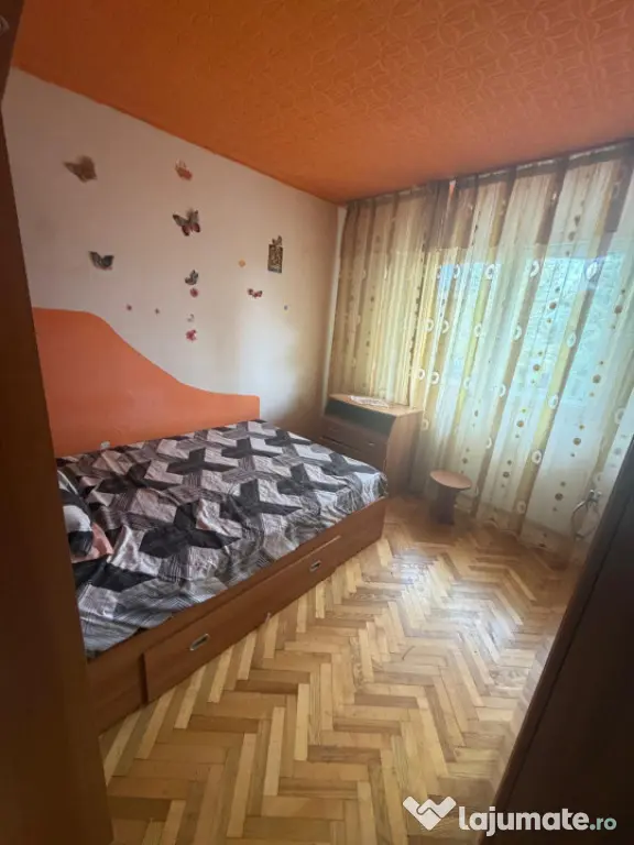 Apartament cu 3 camere, 54 mp, semidecomandat, et 2, zona Cr - Craiova (Dolj)