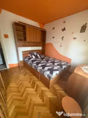 Apartament cu 3 camere, 54 mp, semidecomandat, et 2, zona Cr