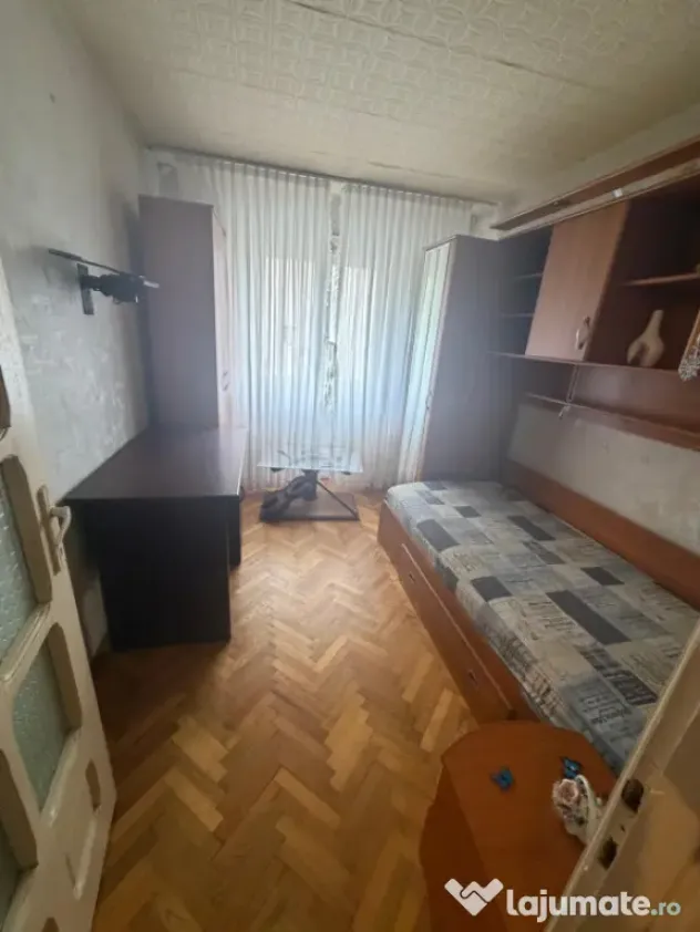 Apartament cu 3 camere, 54 mp, semidecomandat, et 2, zona Cr - Craiova (Dolj)