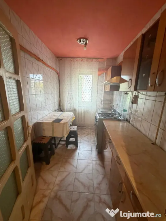 Apartament cu 3 camere, 54 mp, semidecomandat, et 2, zona Cr - Craiova (Dolj)