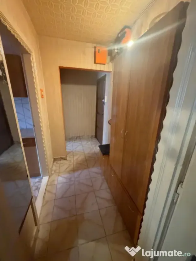 Apartament cu 3 camere, 54 mp, semidecomandat, et 2, zona Cr - Craiova (Dolj)